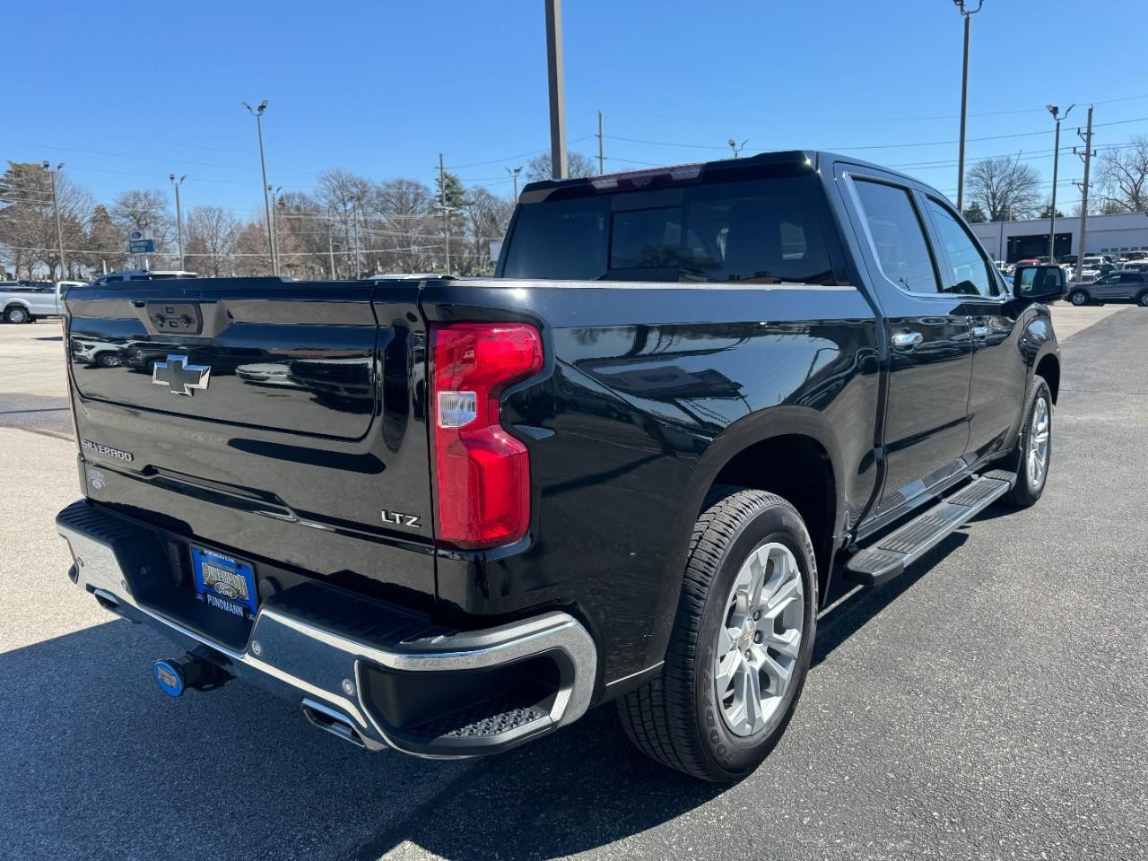 Chevrolet Silverado 1500 Vehicle Full-screen Gallery Image 03