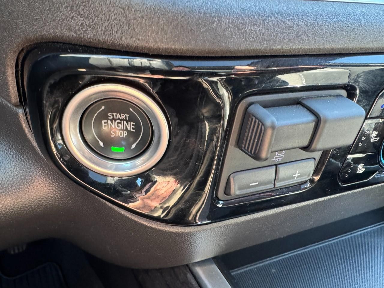 Chevrolet Silverado 1500 Vehicle Full-screen Gallery Image 24