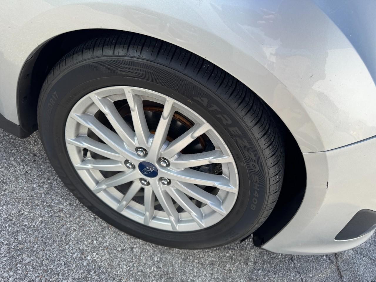 Ford C-Max Hybrid Vehicle Full-screen Gallery Image 10