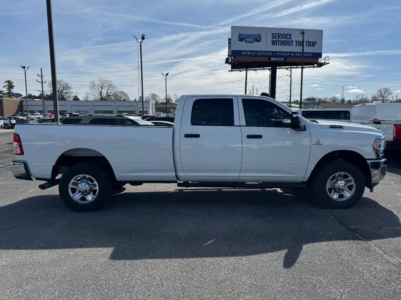 Ram 2500 Vehicle Full-screen Gallery Image 02