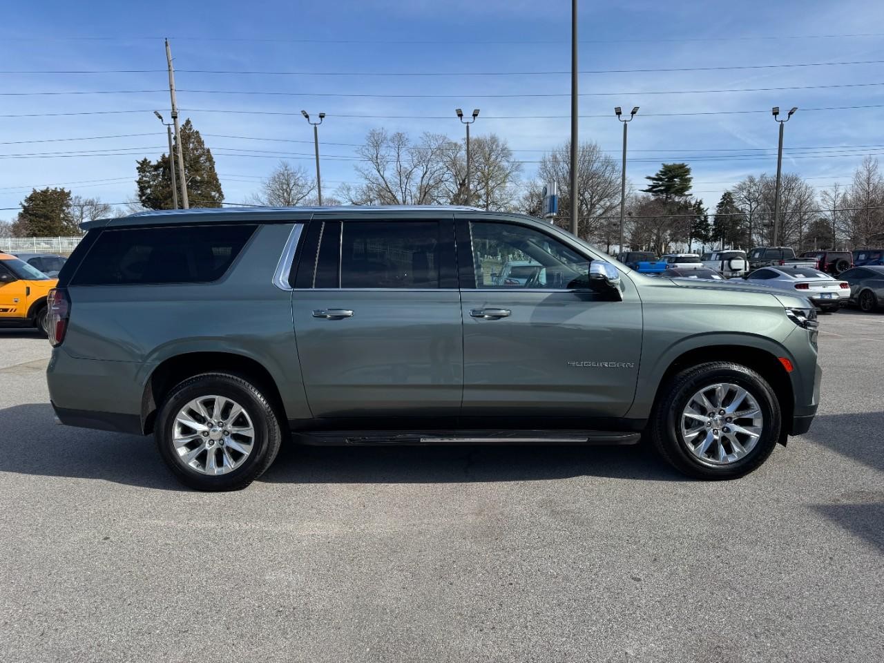 Chevrolet Suburban Vehicle Full-screen Gallery Image 02