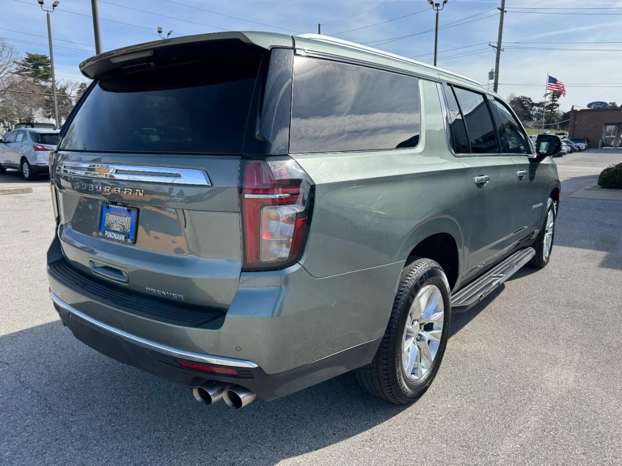 Chevrolet Suburban Vehicle Full-screen Gallery Image 03