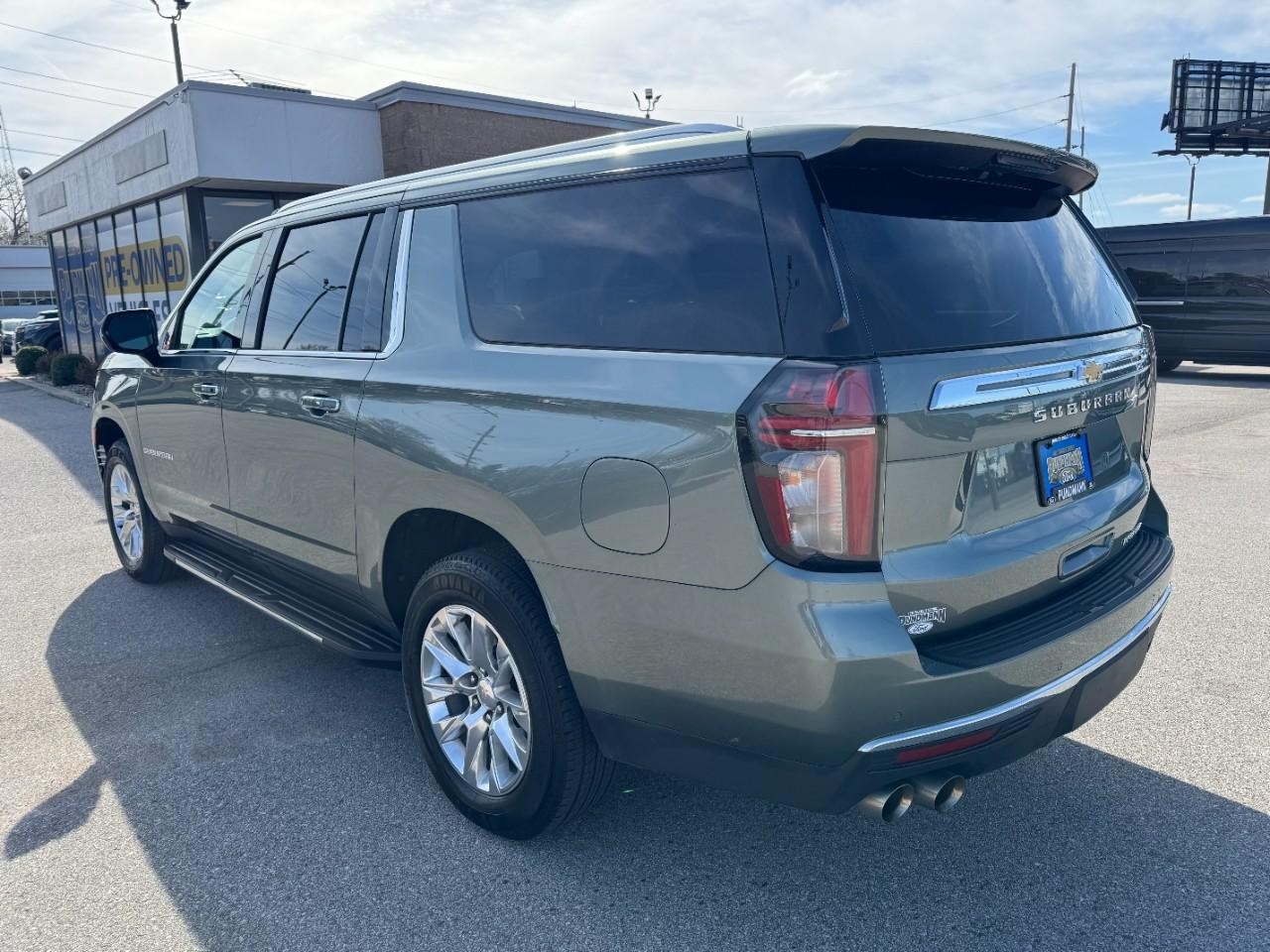 Chevrolet Suburban Vehicle Full-screen Gallery Image 05