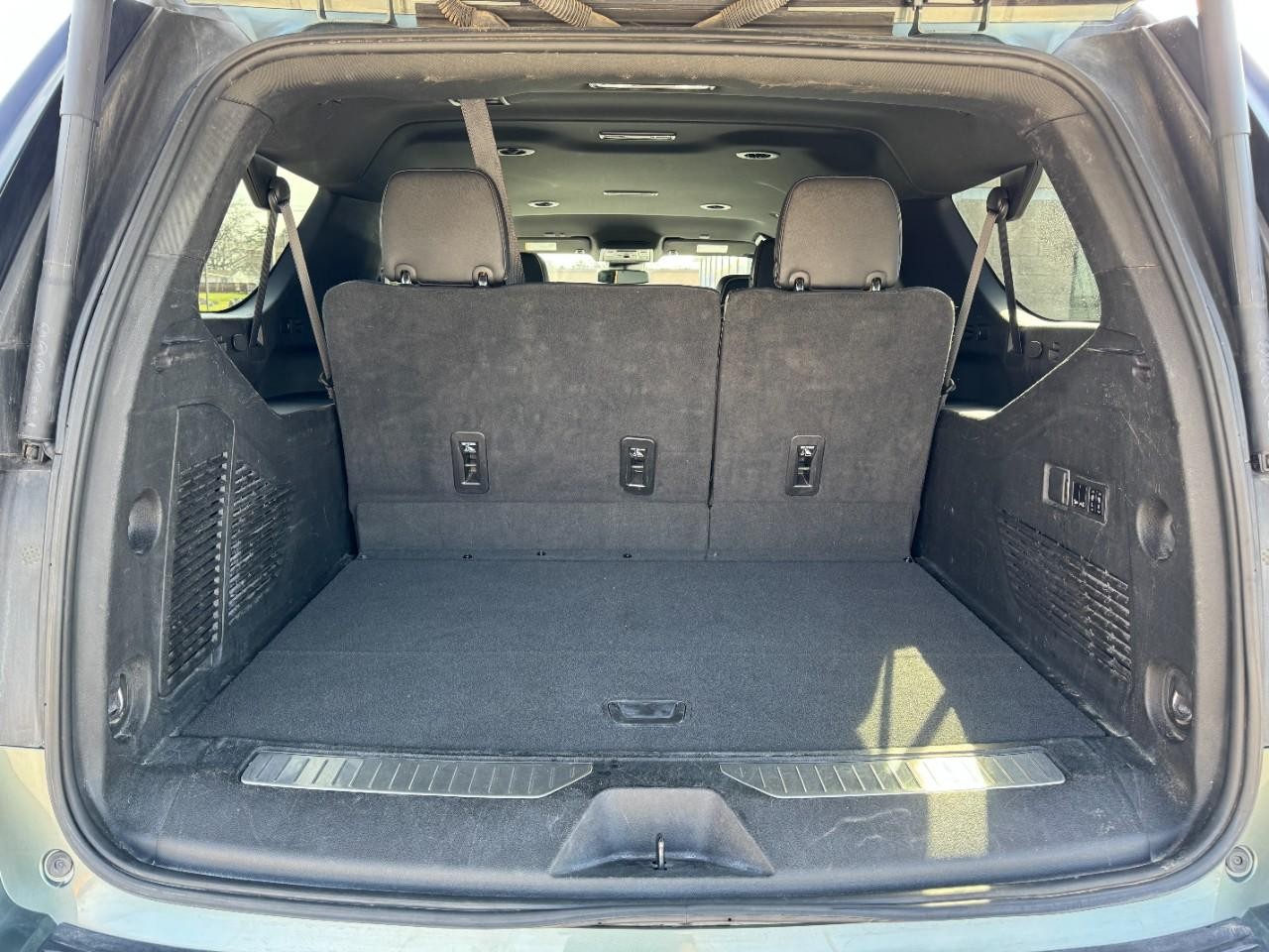 Chevrolet Suburban Vehicle Full-screen Gallery Image 06