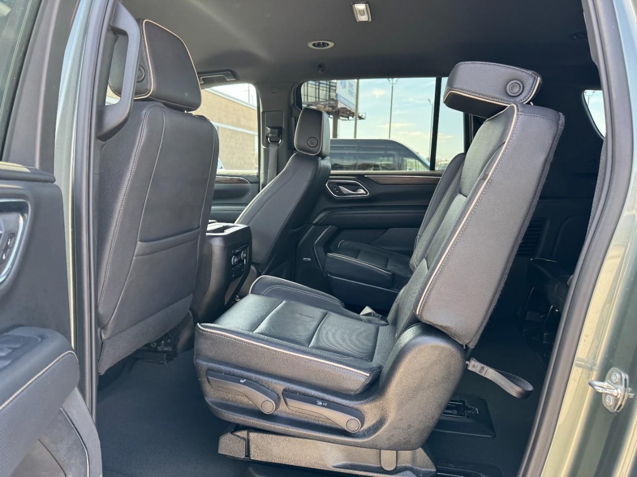 Chevrolet Suburban Vehicle Full-screen Gallery Image 10