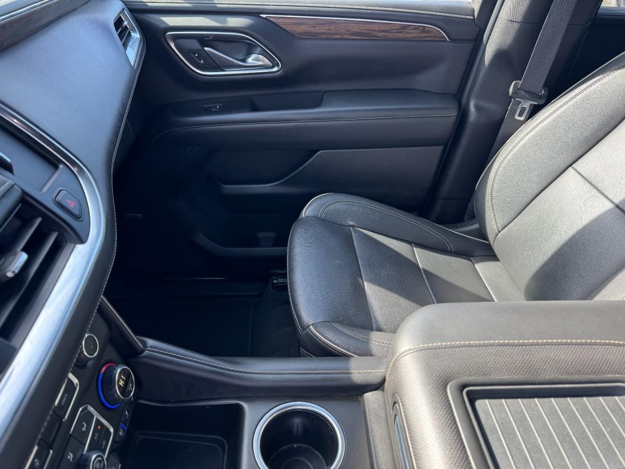 Chevrolet Suburban Vehicle Full-screen Gallery Image 15