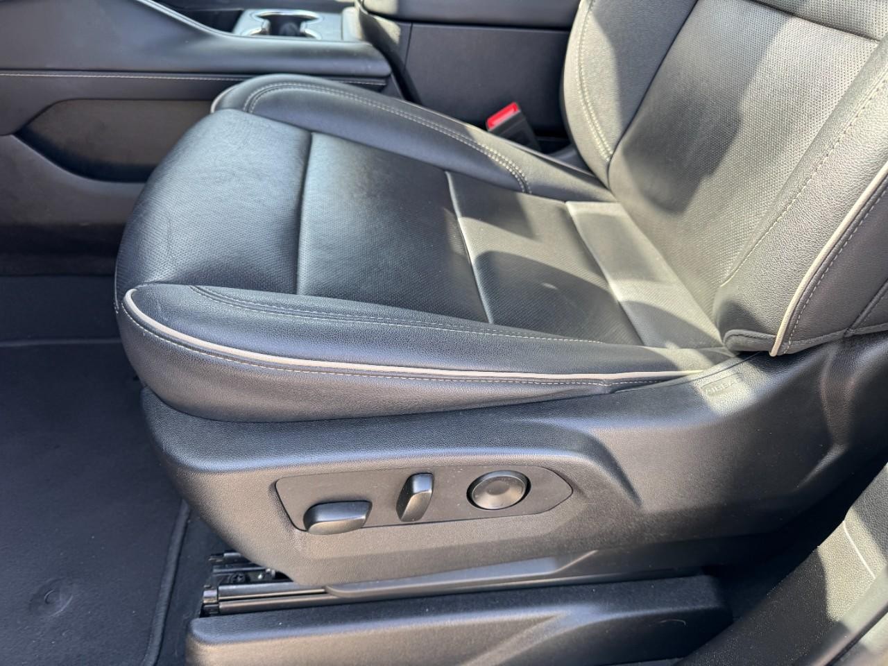 Chevrolet Suburban Vehicle Full-screen Gallery Image 16