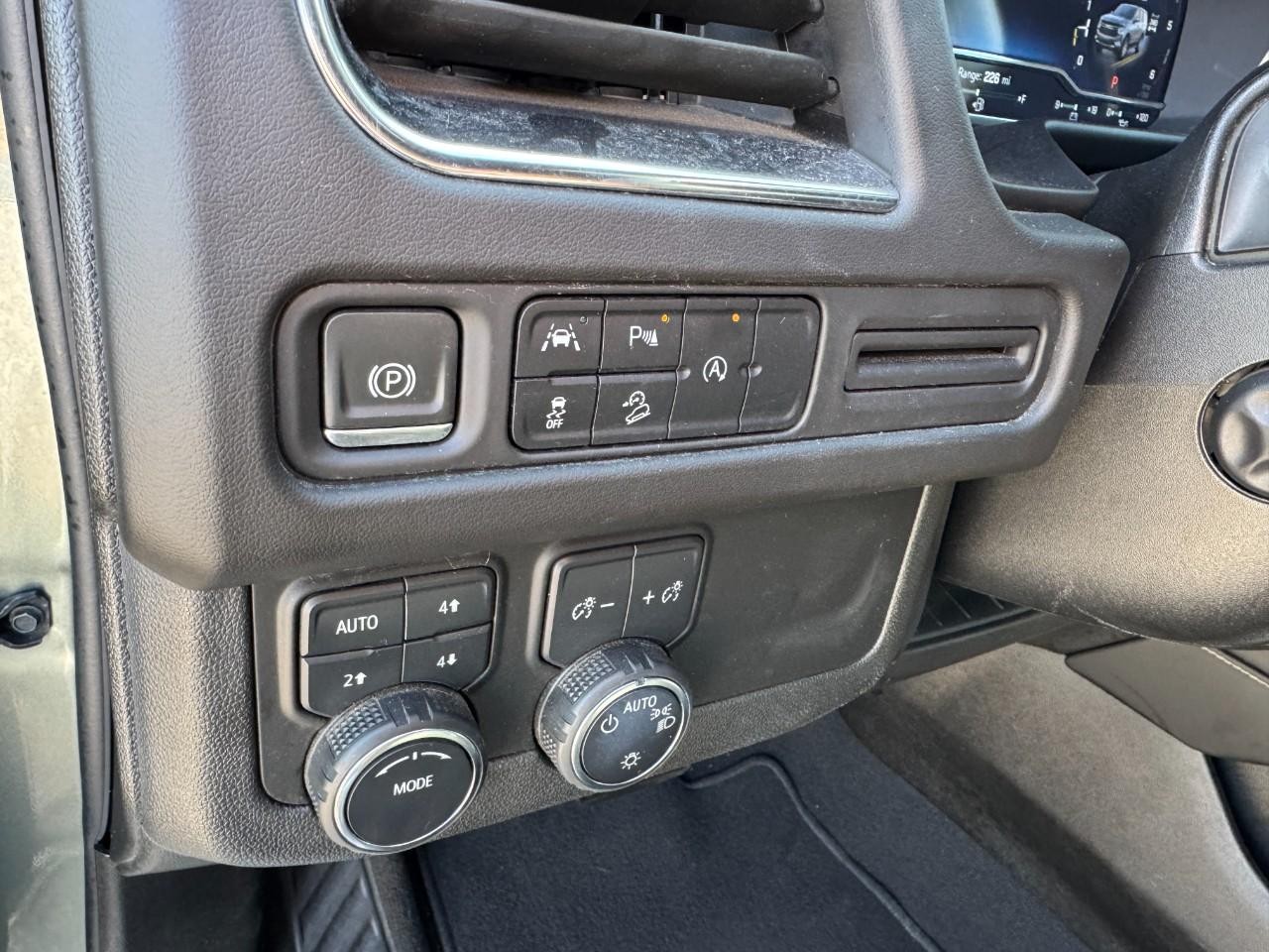 Chevrolet Suburban Vehicle Full-screen Gallery Image 17