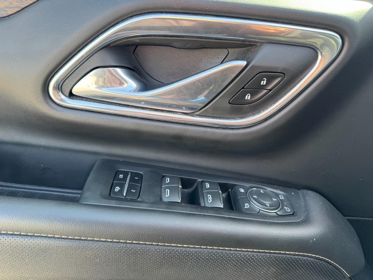 Chevrolet Suburban Vehicle Full-screen Gallery Image 18