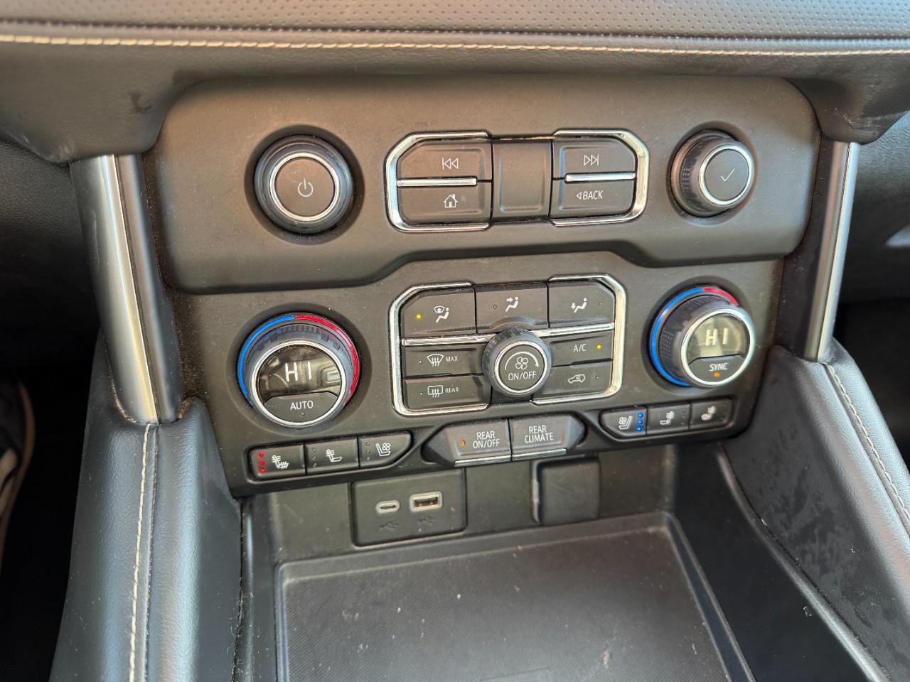 Chevrolet Suburban Vehicle Full-screen Gallery Image 21