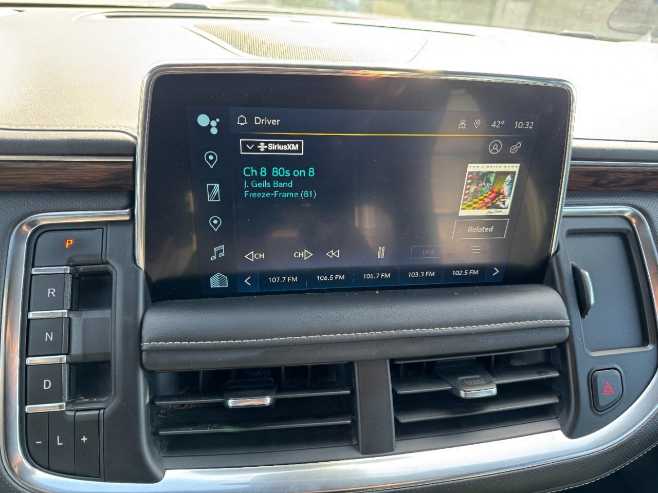 Chevrolet Suburban Vehicle Full-screen Gallery Image 22