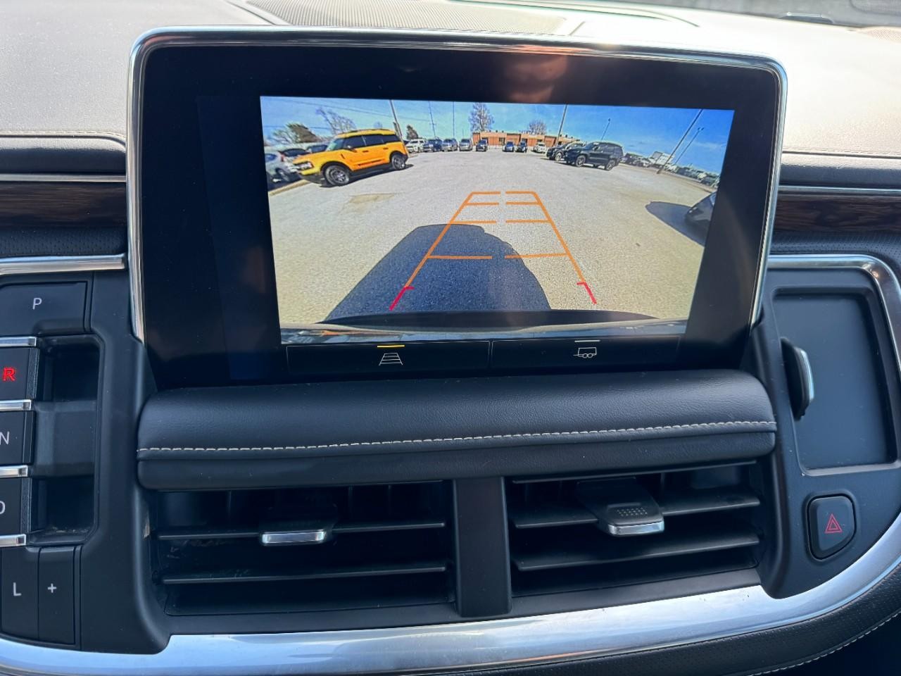 Chevrolet Suburban Vehicle Full-screen Gallery Image 24