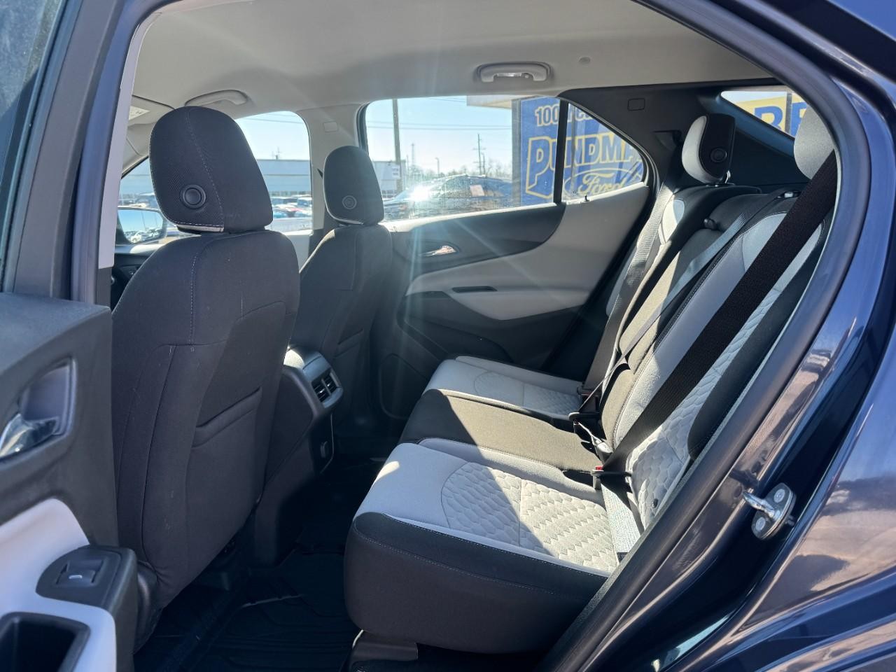 Chevrolet Equinox Vehicle Full-screen Gallery Image 10