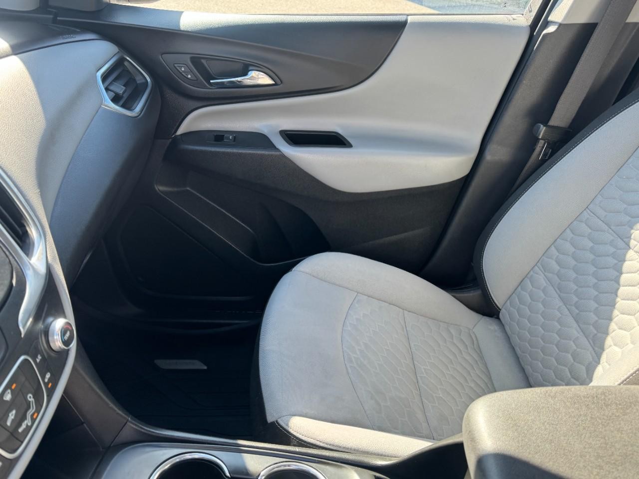 Chevrolet Equinox Vehicle Full-screen Gallery Image 13