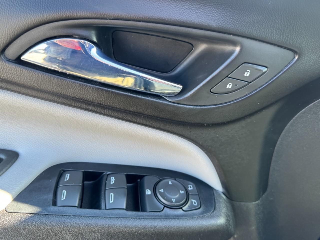 Chevrolet Equinox Vehicle Full-screen Gallery Image 15