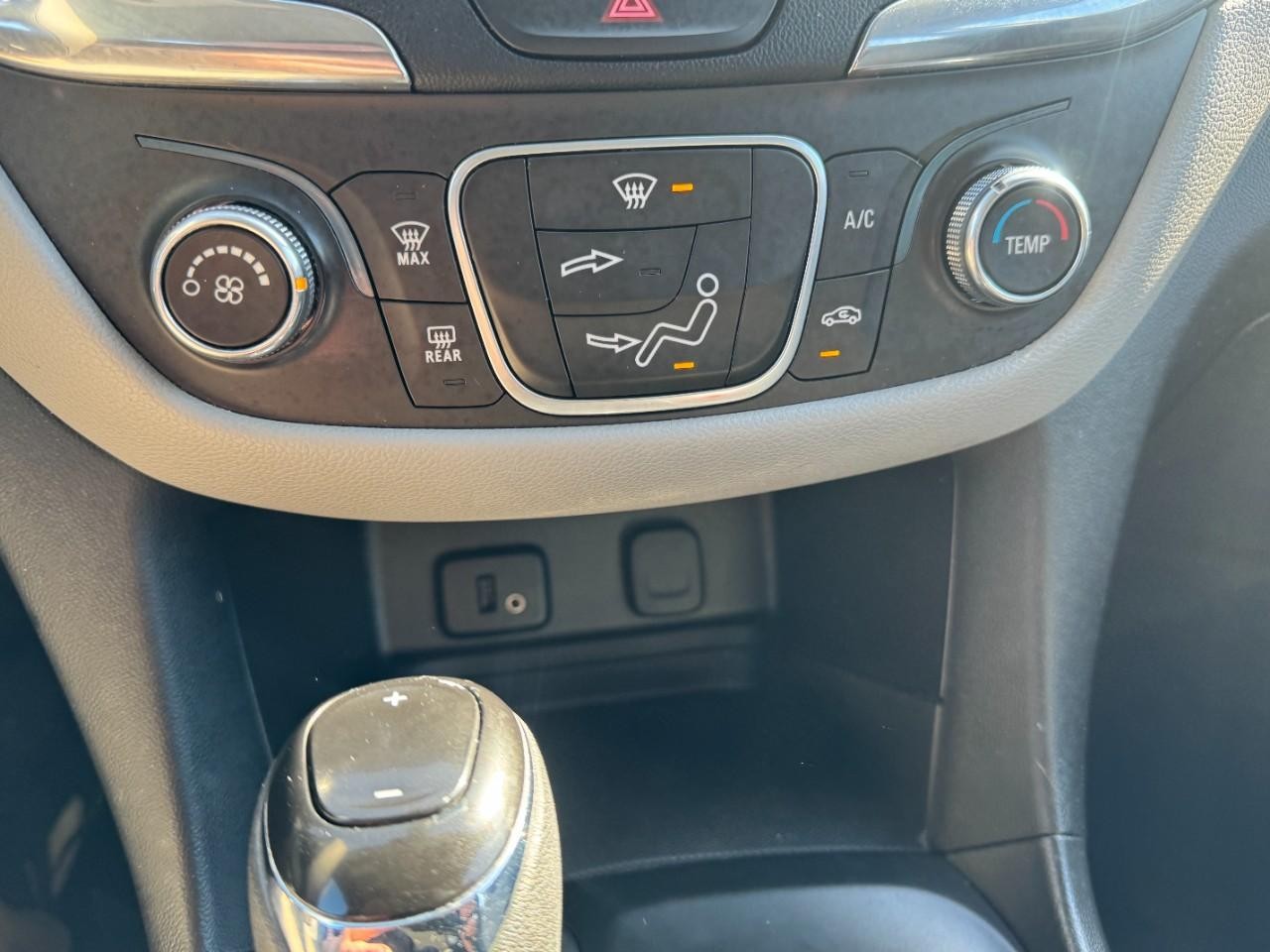 Chevrolet Equinox Vehicle Full-screen Gallery Image 18