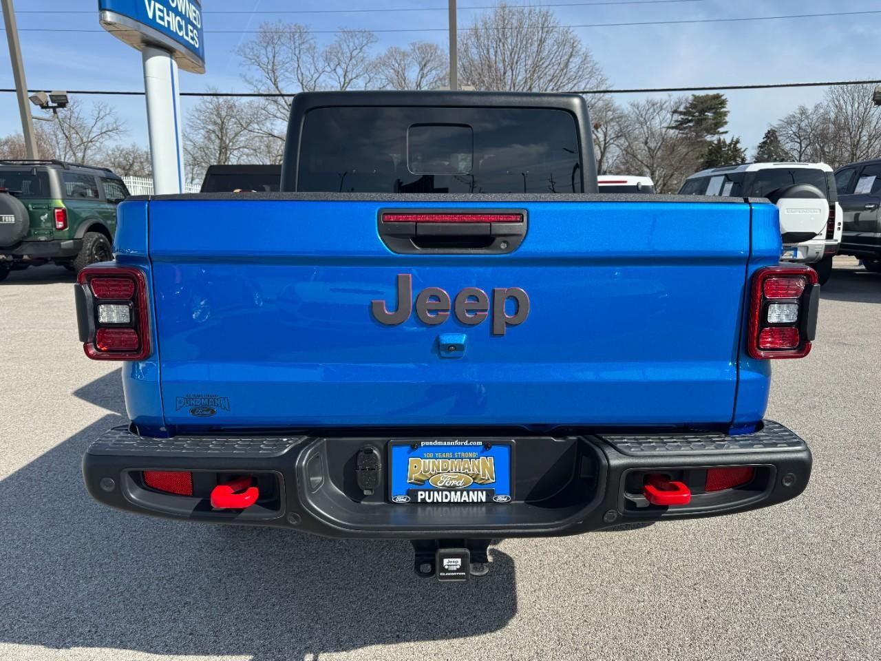 Jeep Gladiator Vehicle Full-screen Gallery Image 04