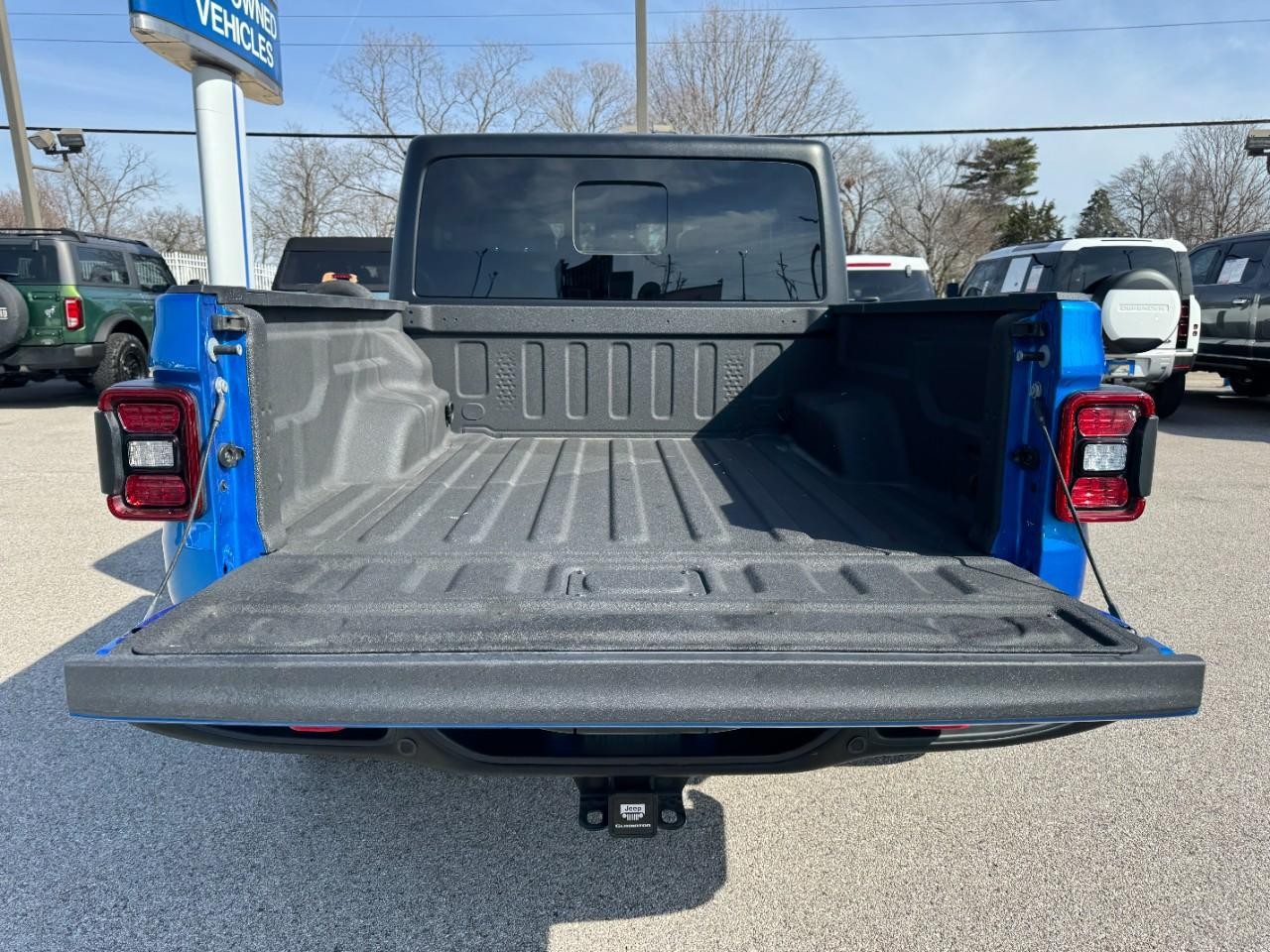 Jeep Gladiator Vehicle Full-screen Gallery Image 06