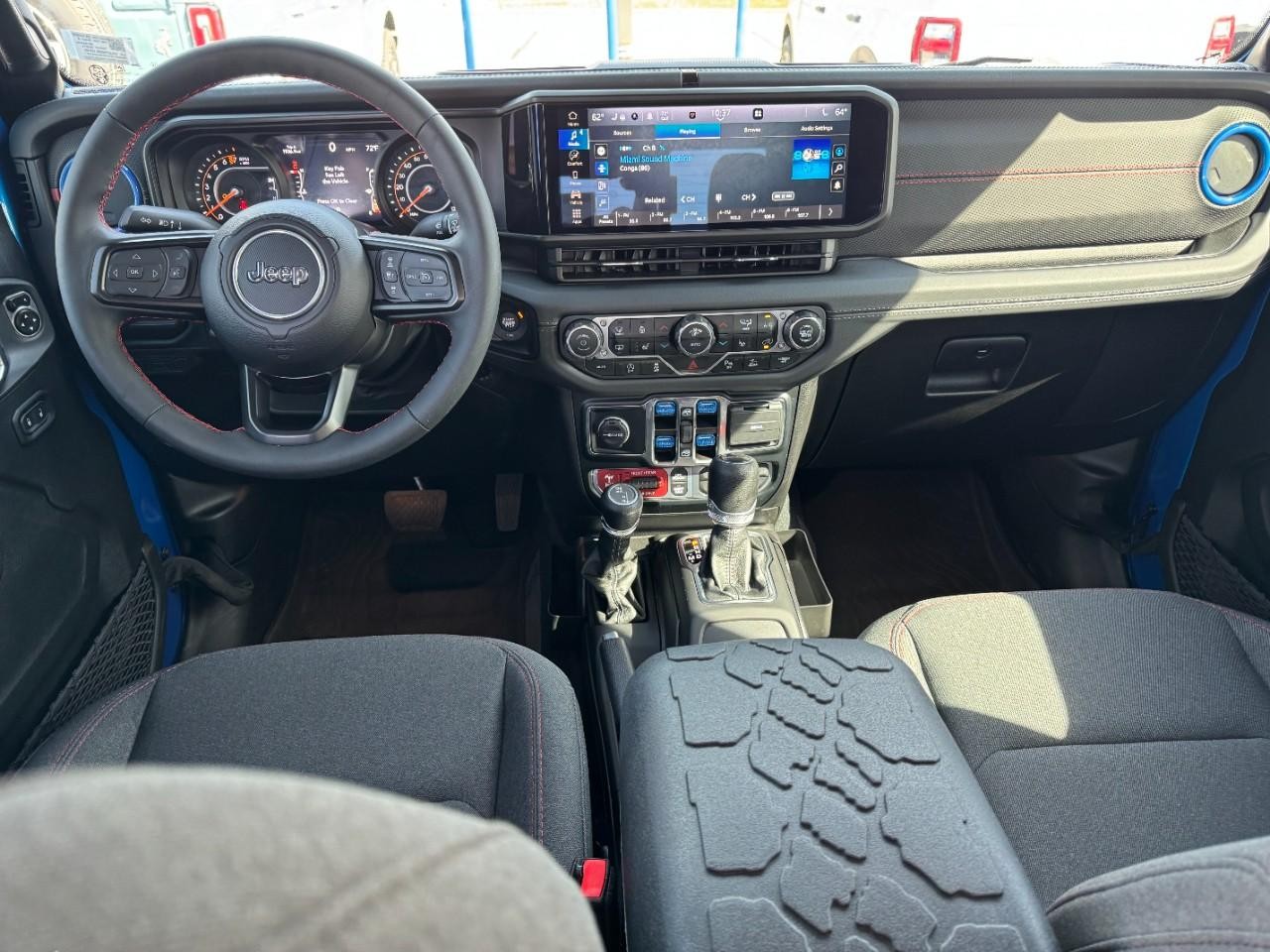 Jeep Gladiator Vehicle Full-screen Gallery Image 11