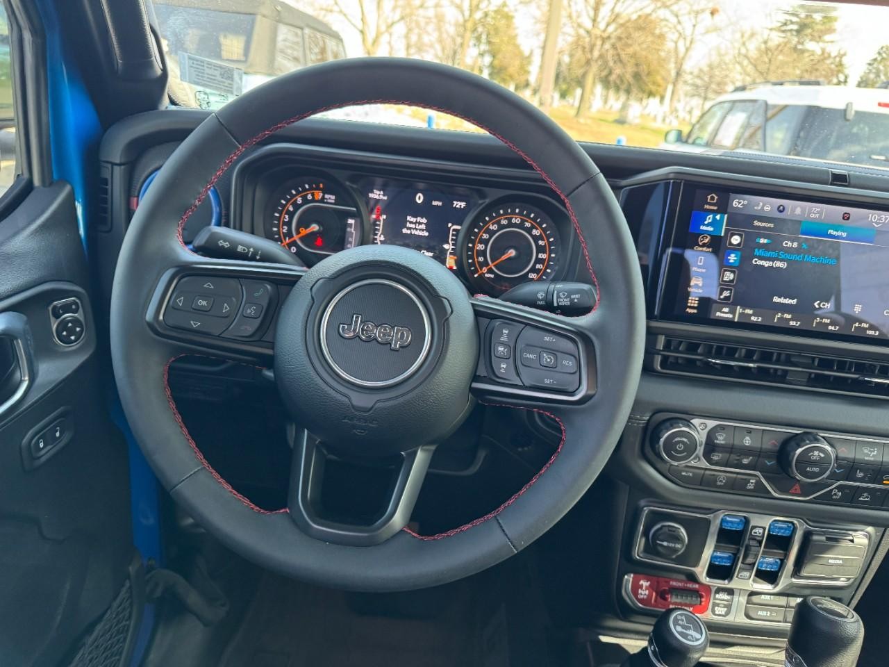 Jeep Gladiator Vehicle Full-screen Gallery Image 12