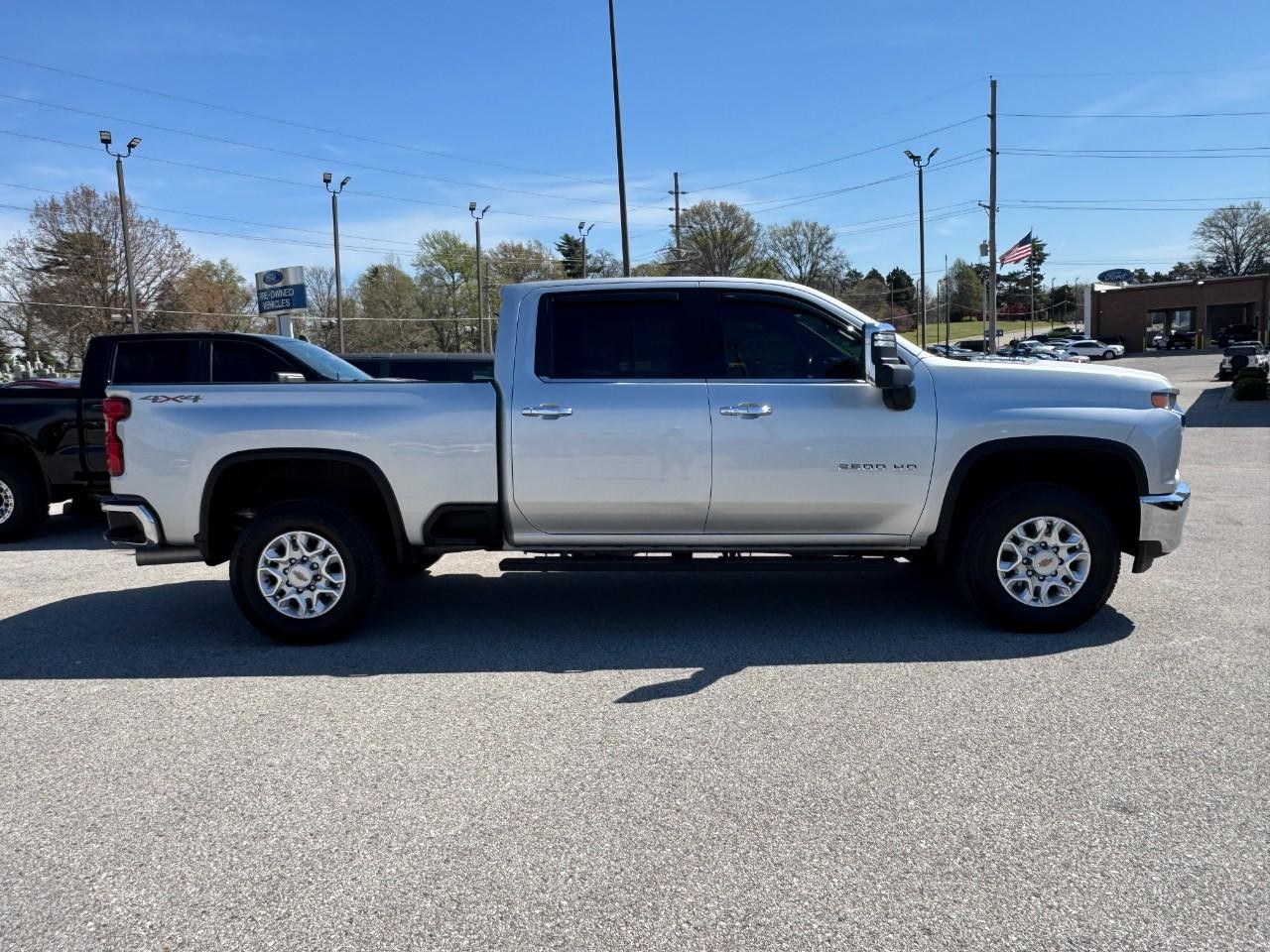 Chevrolet Silverado 2500HD Vehicle Full-screen Gallery Image 02