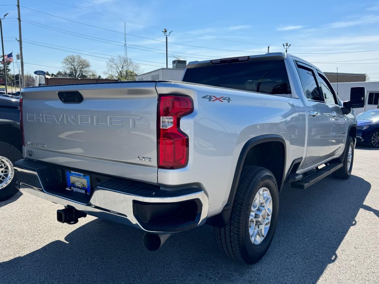 Chevrolet Silverado 2500HD Vehicle Full-screen Gallery Image 03