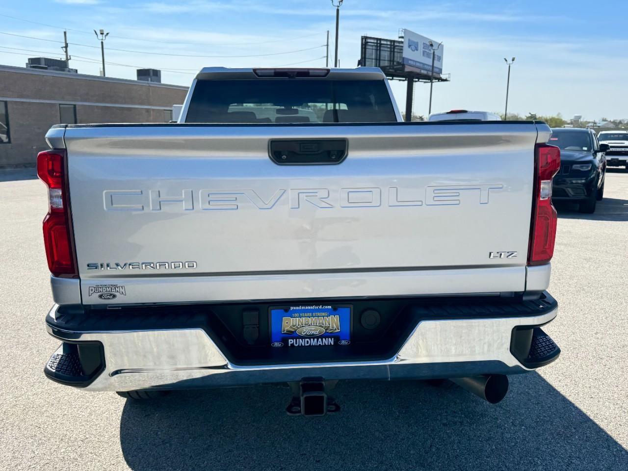 Chevrolet Silverado 2500HD Vehicle Full-screen Gallery Image 04