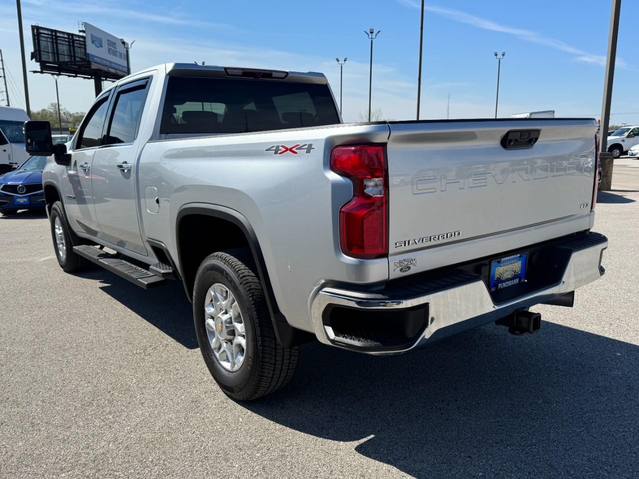 Chevrolet Silverado 2500HD Vehicle Full-screen Gallery Image 05