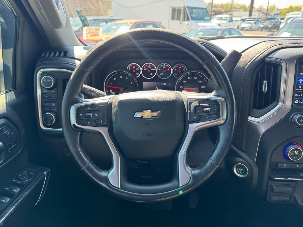 Chevrolet Silverado 2500HD Vehicle Full-screen Gallery Image 12
