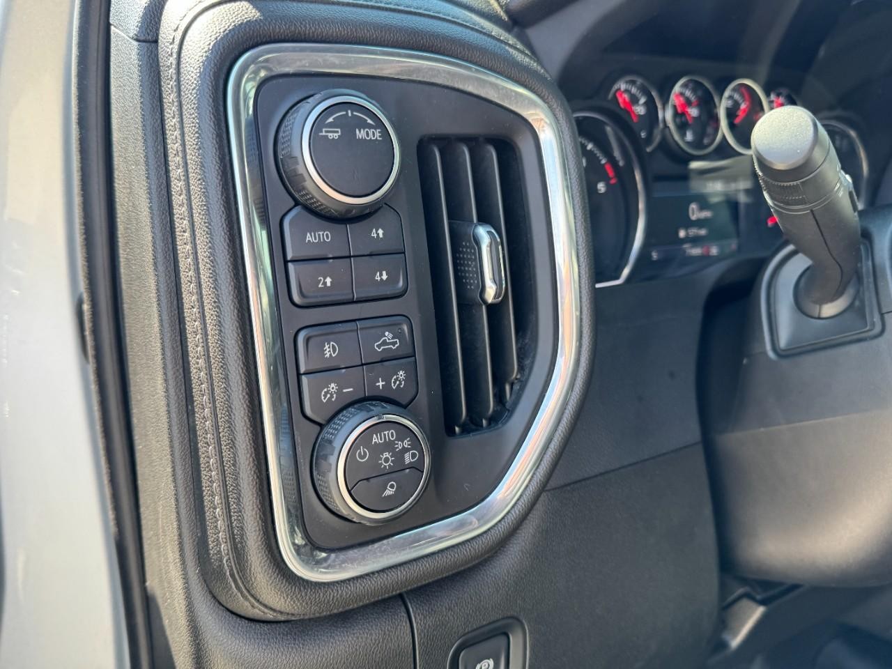 Chevrolet Silverado 2500HD Vehicle Full-screen Gallery Image 15
