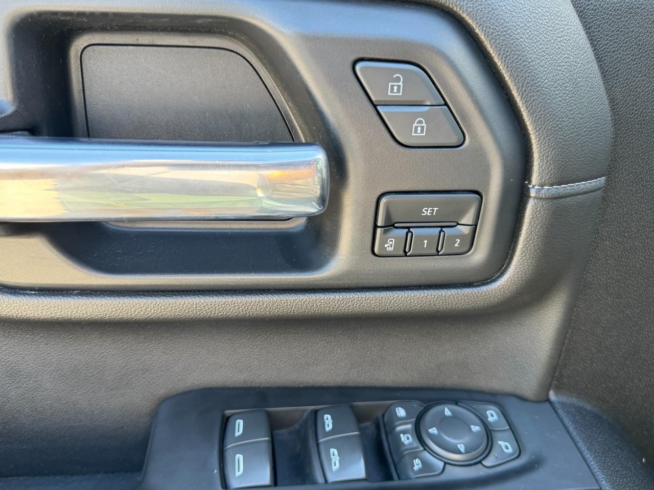 Chevrolet Silverado 2500HD Vehicle Full-screen Gallery Image 16