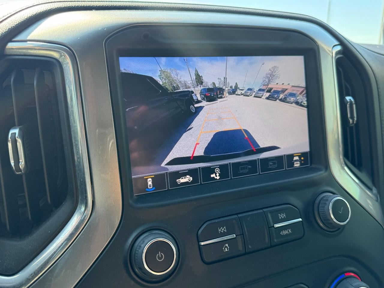 Chevrolet Silverado 2500HD Vehicle Full-screen Gallery Image 21