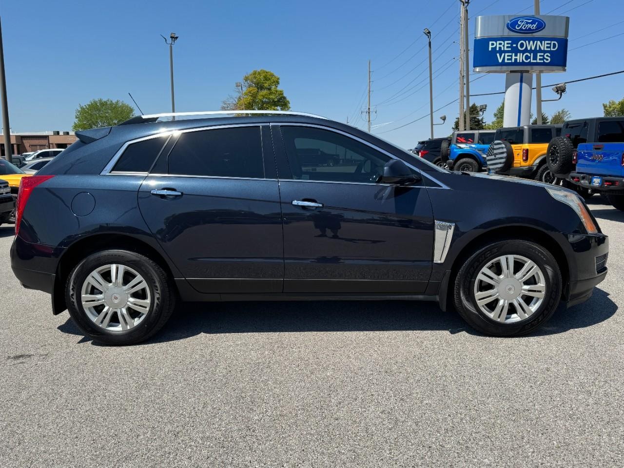 Cadillac SRX Vehicle Full-screen Gallery Image 02