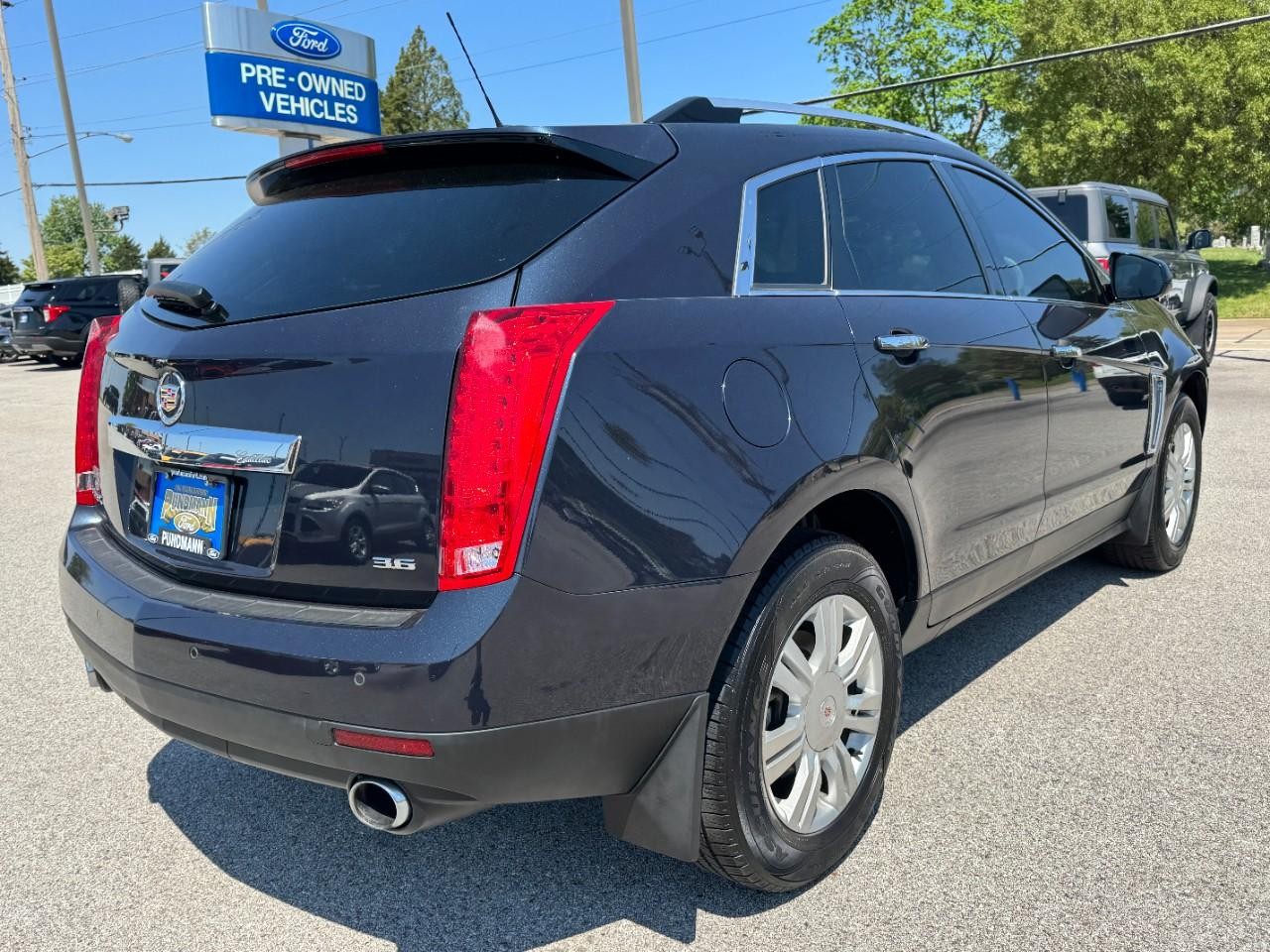 Cadillac SRX Vehicle Full-screen Gallery Image 03