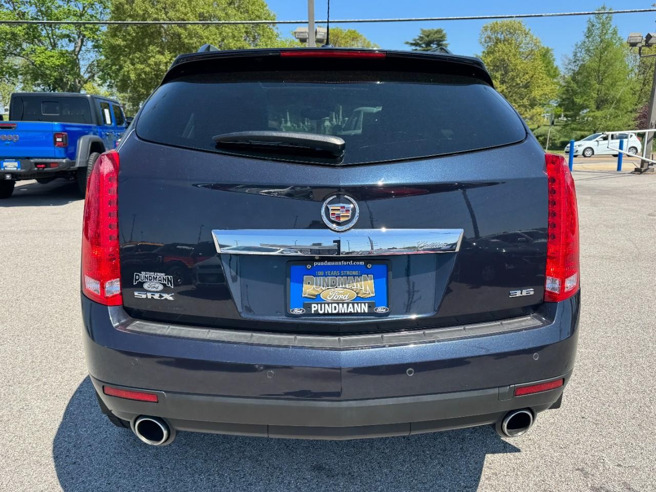 Cadillac SRX Vehicle Full-screen Gallery Image 04