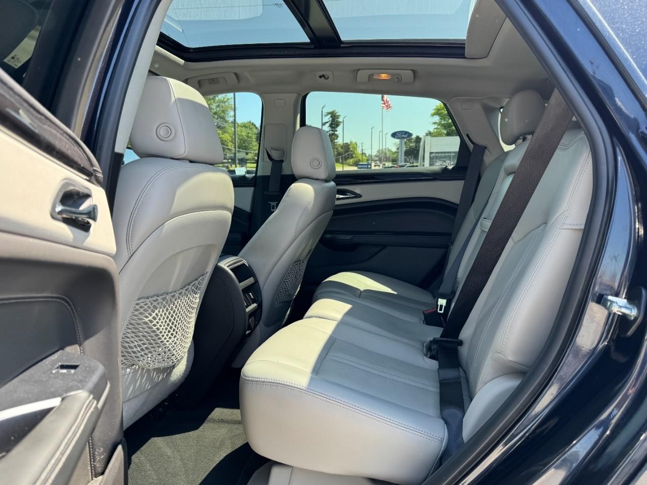 Cadillac SRX Vehicle Full-screen Gallery Image 10