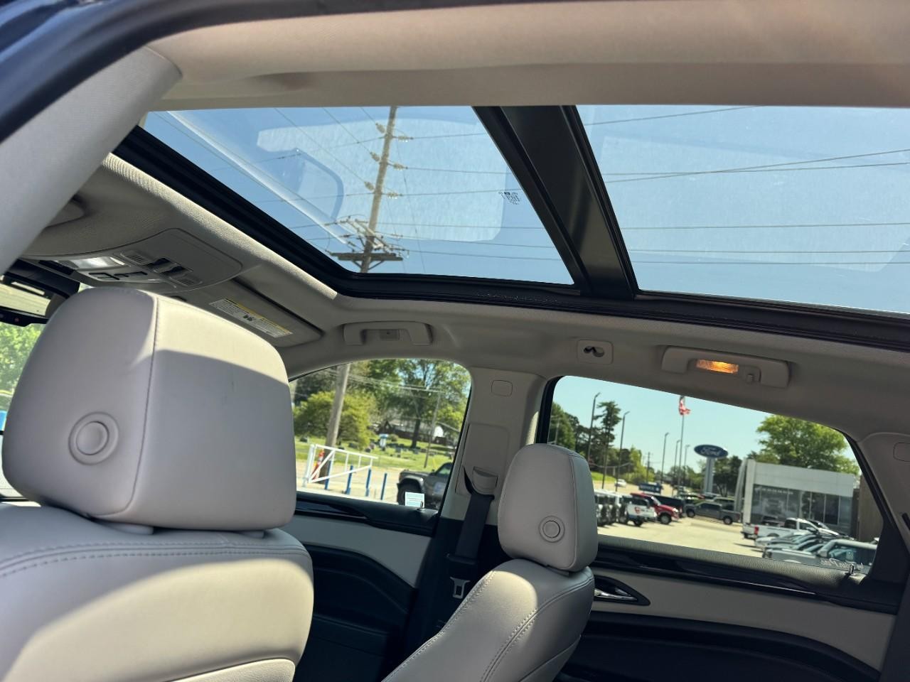 Cadillac SRX Vehicle Full-screen Gallery Image 11