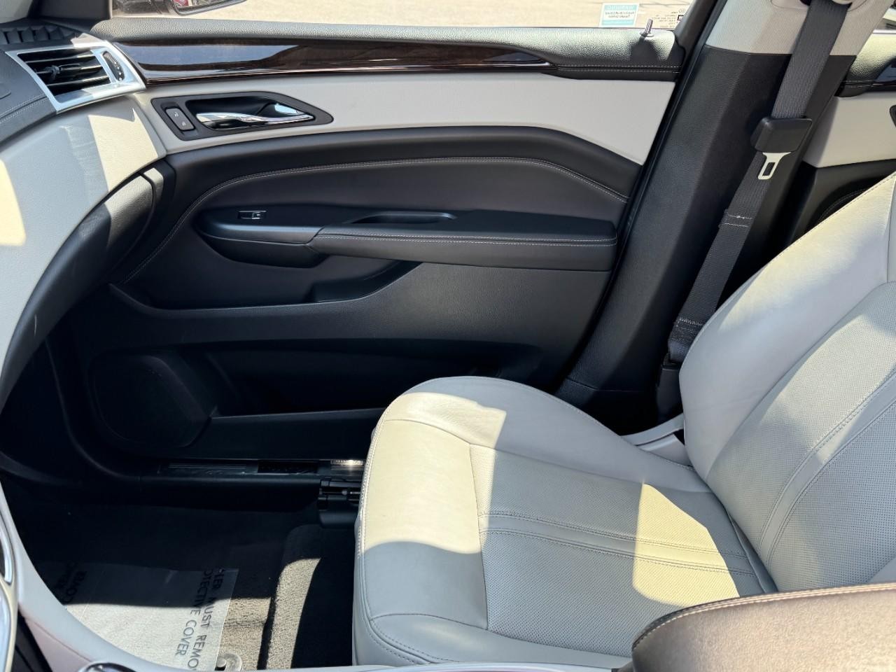 Cadillac SRX Vehicle Full-screen Gallery Image 14