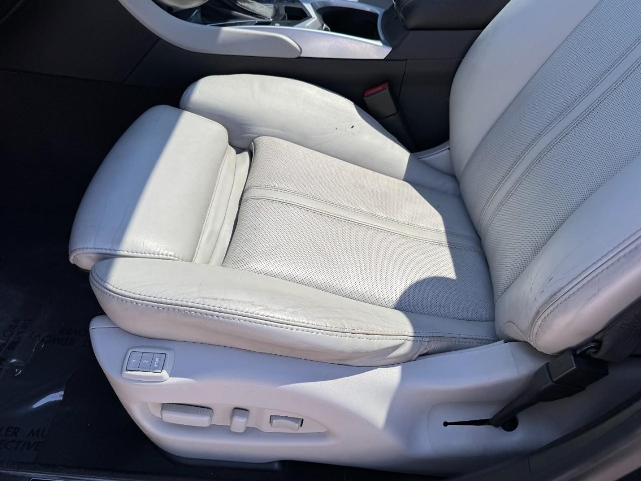 Cadillac SRX Vehicle Full-screen Gallery Image 15