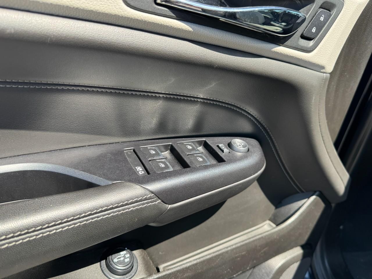Cadillac SRX Vehicle Full-screen Gallery Image 16