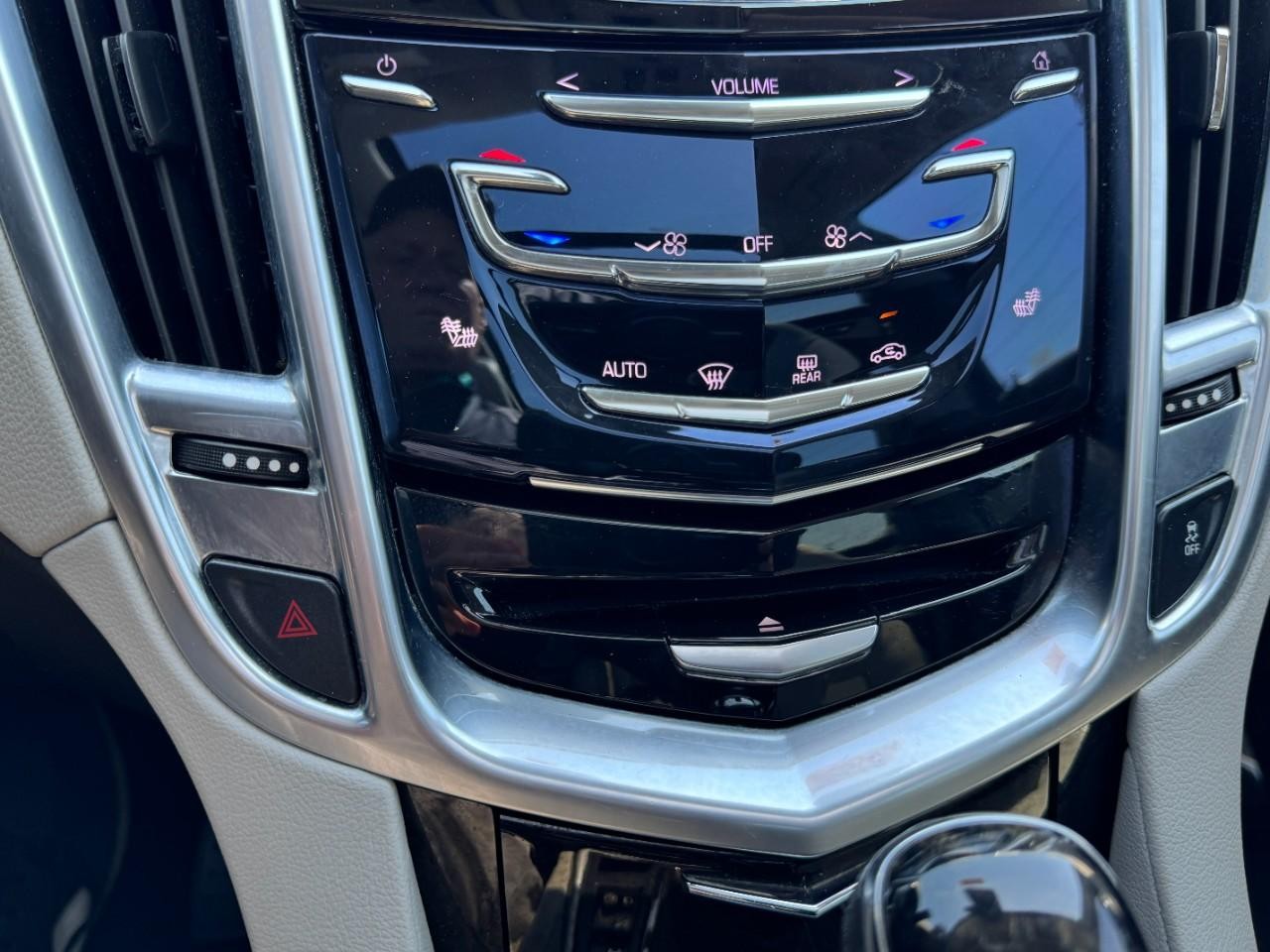 Cadillac SRX Vehicle Full-screen Gallery Image 19