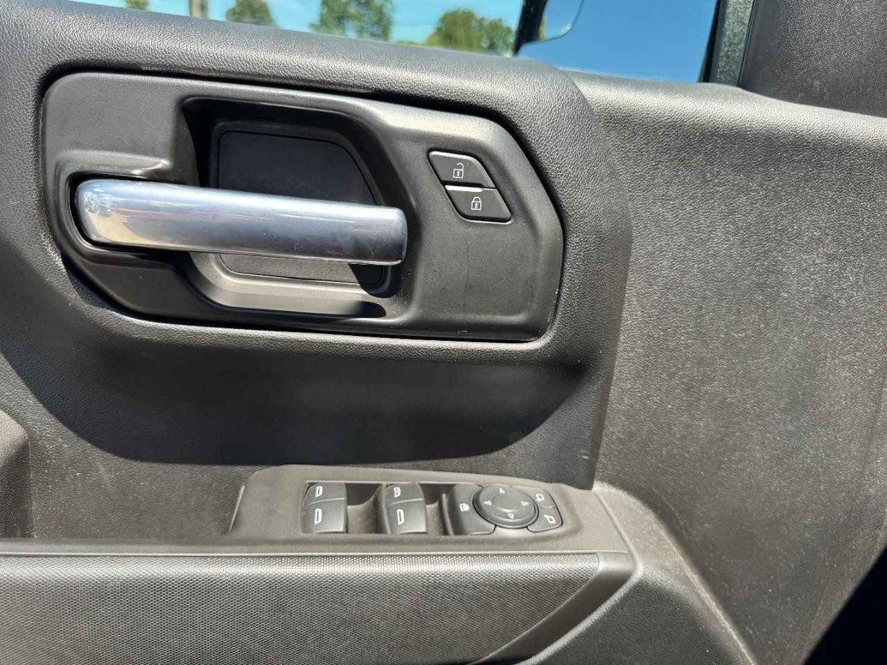 Chevrolet Silverado 1500 Vehicle Full-screen Gallery Image 15