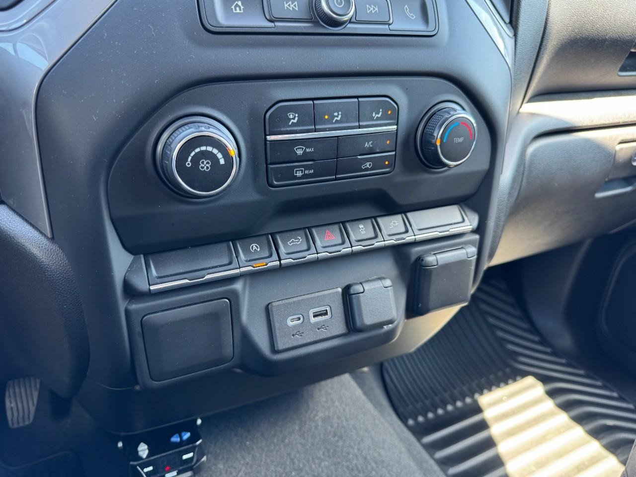 Chevrolet Silverado 1500 Vehicle Full-screen Gallery Image 19