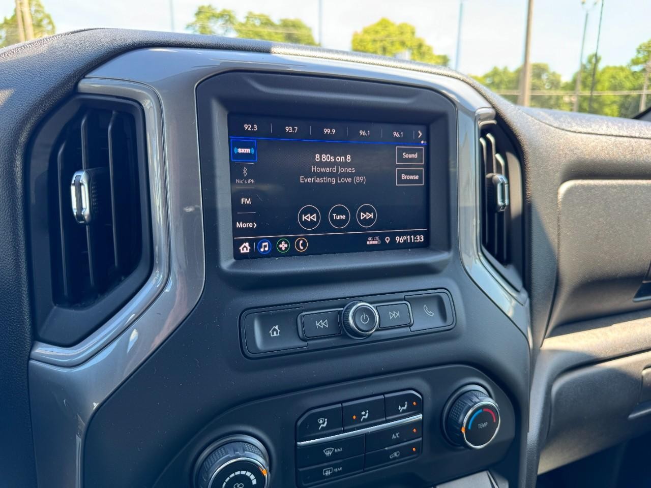 Chevrolet Silverado 1500 Vehicle Full-screen Gallery Image 20