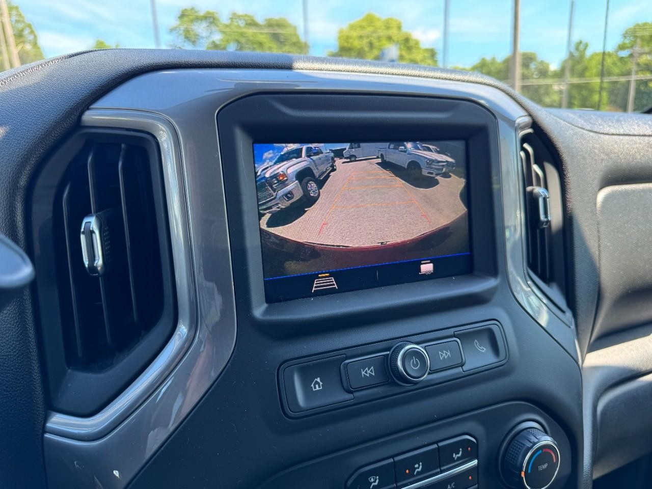 Chevrolet Silverado 1500 Vehicle Full-screen Gallery Image 21
