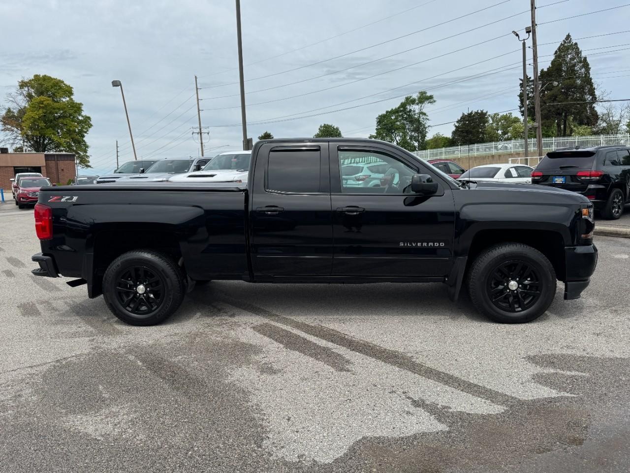 Chevrolet Silverado 1500 LD Vehicle Full-screen Gallery Image 02