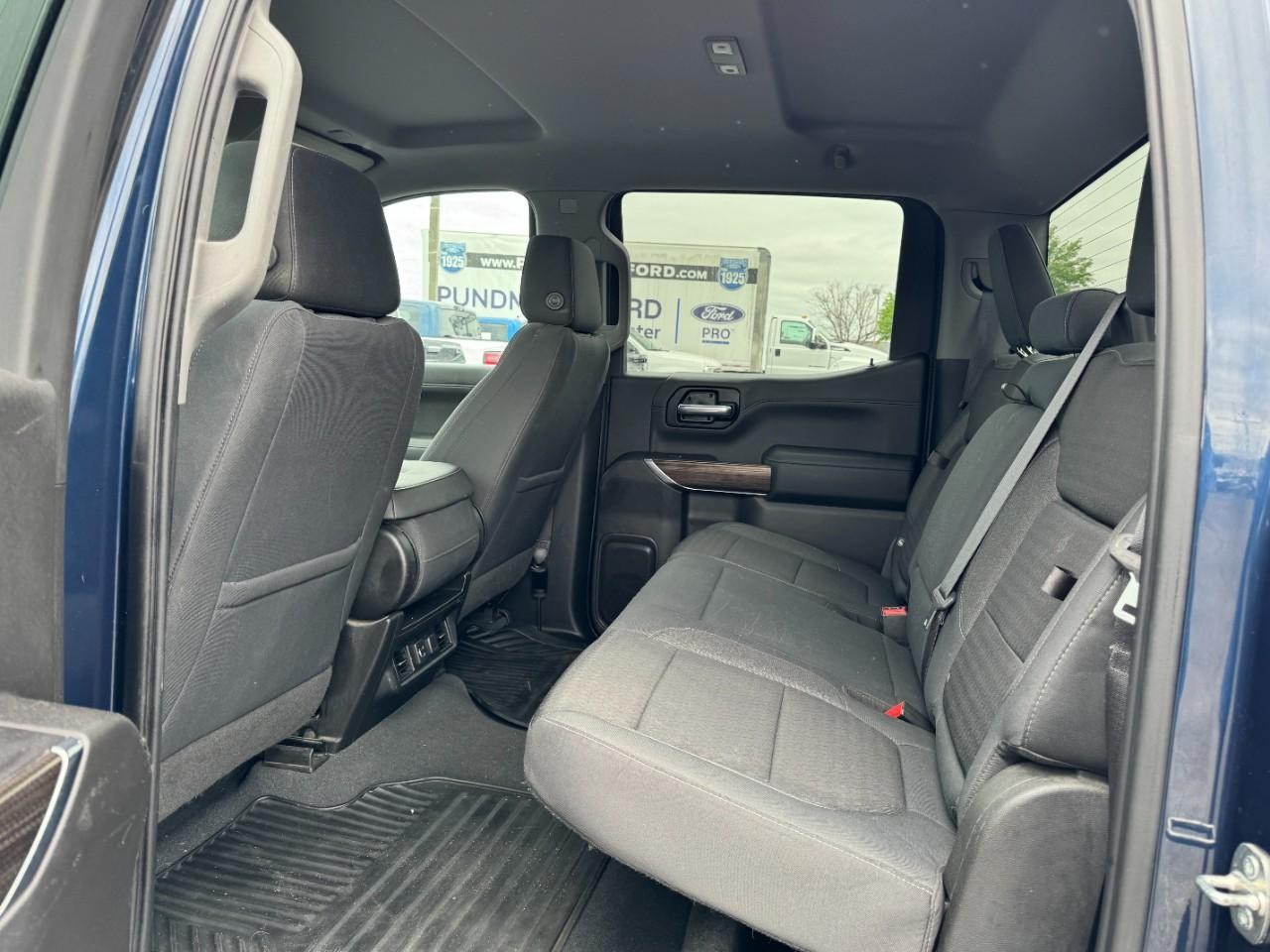 Chevrolet Silverado 1500 Vehicle Full-screen Gallery Image 10