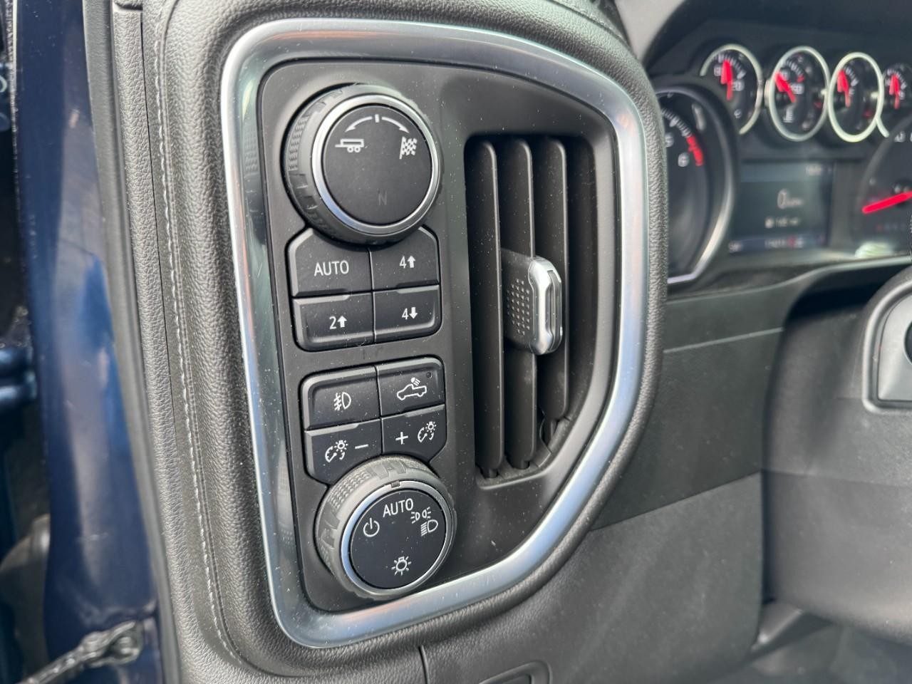 Chevrolet Silverado 1500 Vehicle Full-screen Gallery Image 16