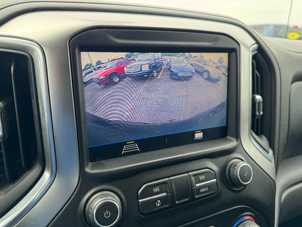 Chevrolet Silverado 1500 Vehicle Full-screen Gallery Image 21