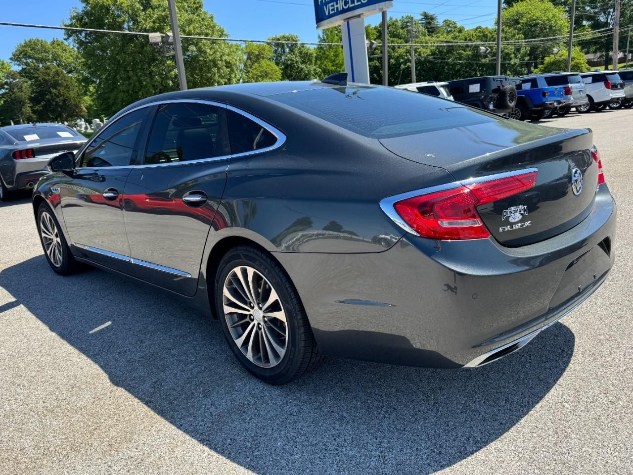 Buick LaCrosse Vehicle Full-screen Gallery Image 05